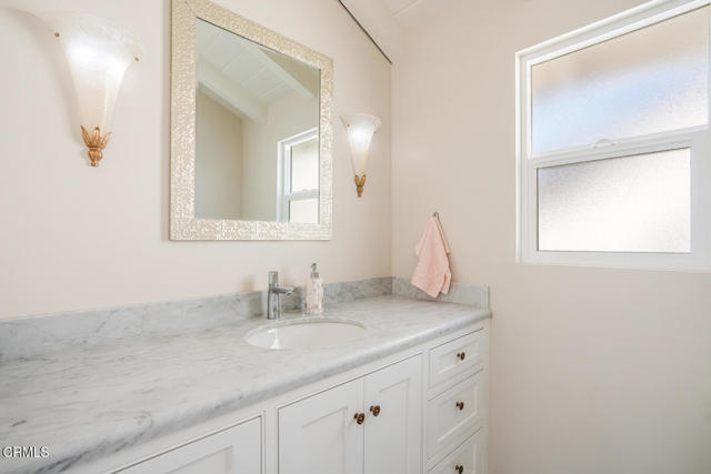 5040 Island View Street, Oxnard CA: https://media.crmls.org/mediaz/5631cd58-eb3f-409d-9c5d-d23120b38694.jpg