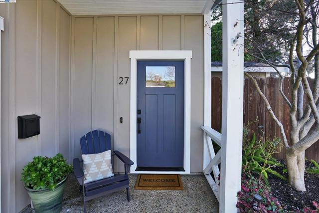 27 Serene Ct, Danville CA: https://media.crmls.org/mediaz/563310a0-ad7b-4d54-84fb-96fa856b1ead.jpg