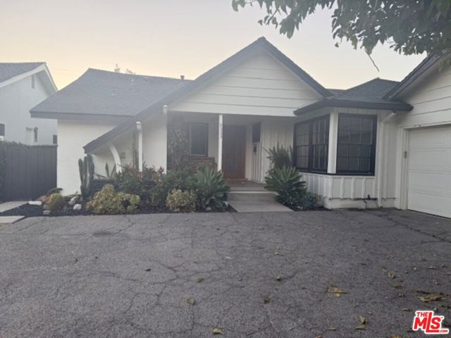 9333 Swinton Avenue, North Hills CA: https://media.crmls.org/mediaz/5633afaf-c88a-47db-8089-3986317422d4.jpg