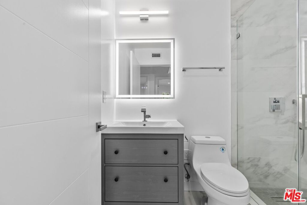 https://media.crmls.org/mediaz/5633ea51-f7a1-404c-9d2b-cde9ea8291d0.jpg?preset=X-Large