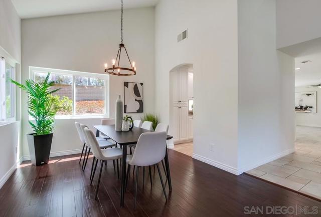 12709 Treeridge Ter, Poway CA: https://media.crmls.org/mediaz/56340db2-7750-4ca9-be43-4b15b990b965.jpg