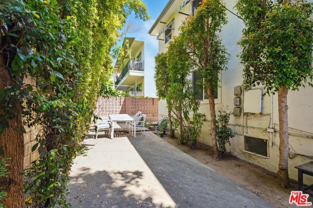 1929 Tamarind Avenue, Los Angeles CA: https://media.crmls.org/mediaz/56340e99-2311-4367-a945-4435c2b83339.jpg