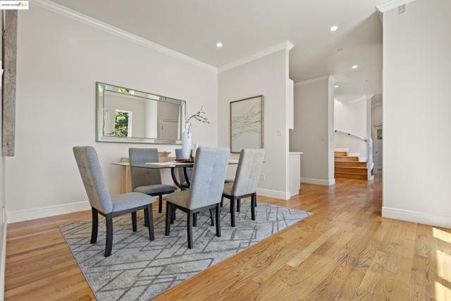 5915 Balboa Dr, Oakland CA: https://media.crmls.org/mediaz/56341058-68d8-4650-a0d3-0aa2bbfaa617.jpg