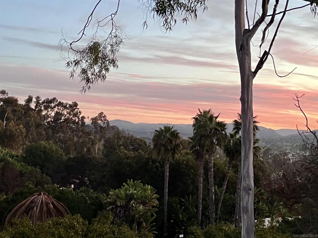 https://media.crmls.org/mediaz/56345d7c-54f1-49e9-aeda-01cdd5dadf71.jpg?preset=X-Large