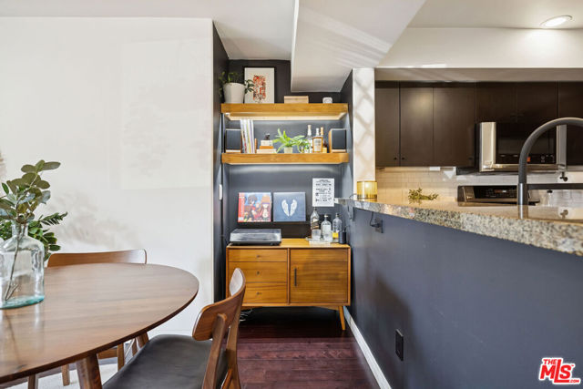 1150 S Oxford Avenue, Los Angeles CA: https://media.crmls.org/mediaz/5634734e-b3c7-4807-8460-4d1a348e1c29.jpg