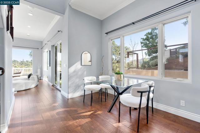 102 Barbara Rd, Orinda CA: https://media.crmls.org/mediaz/56349afd-12cf-454d-ac00-15fb3c6648a6.jpg