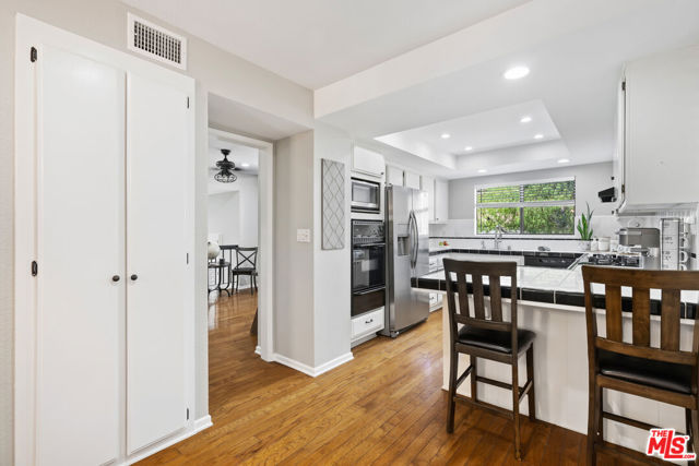 5757 Owensmouth Avenue, Woodland Hills CA: https://media.crmls.org/mediaz/5634a237-2d43-4ce0-aa71-6a7a0866f90a.jpg