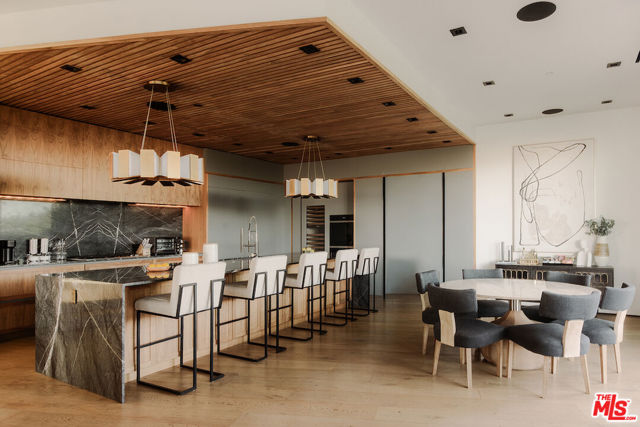 13331 Mulholland Drive, Beverly Hills CA: https://media.crmls.org/mediaz/5634f97b-b346-41d4-8c93-257449e40651.jpg