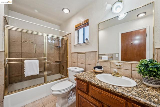 9090 Castlewood St, Oakland CA: https://media.crmls.org/mediaz/56352c10-14b1-42b8-99f7-6a4b2f305920.jpg