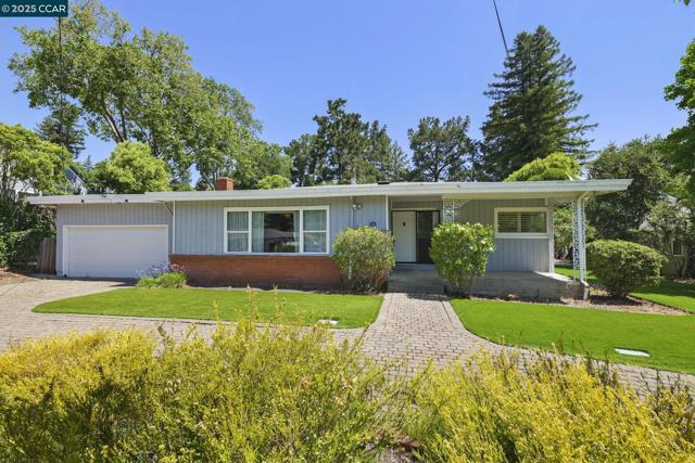 305 Overhill Rd, Orinda CA: https://media.crmls.org/mediaz/5635314e-88c9-416d-a0d1-2d501c6a815b.jpg