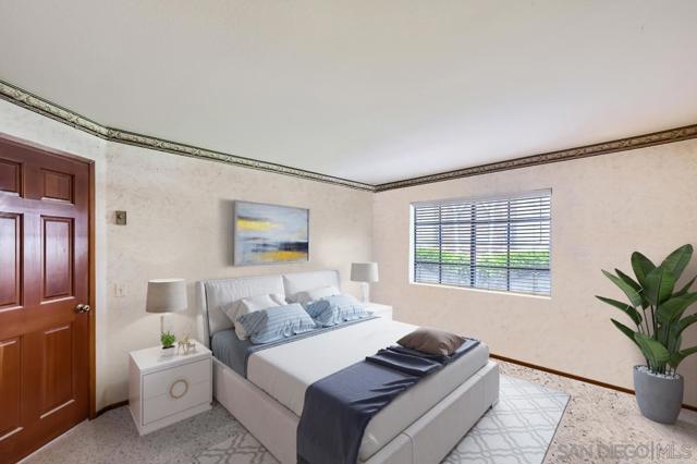 8870 Villa La Jolla Dr, La Jolla CA: https://media.crmls.org/mediaz/56357e07-b7f5-45bc-9570-890d5aadd820.jpg