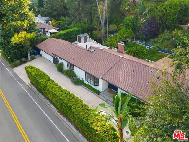 3479 Mandeville Canyon Road, Los Angeles CA: https://media.crmls.org/mediaz/56367891-8266-4c13-88eb-4570a0e6346d.jpg