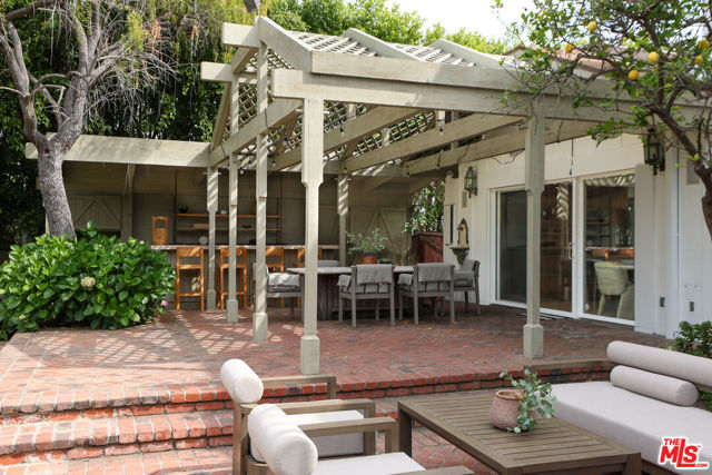 628 N Elm Drive, Beverly Hills CA: https://media.crmls.org/mediaz/56368ff7-720f-40ab-9b88-8f1b860a7bcb.jpg