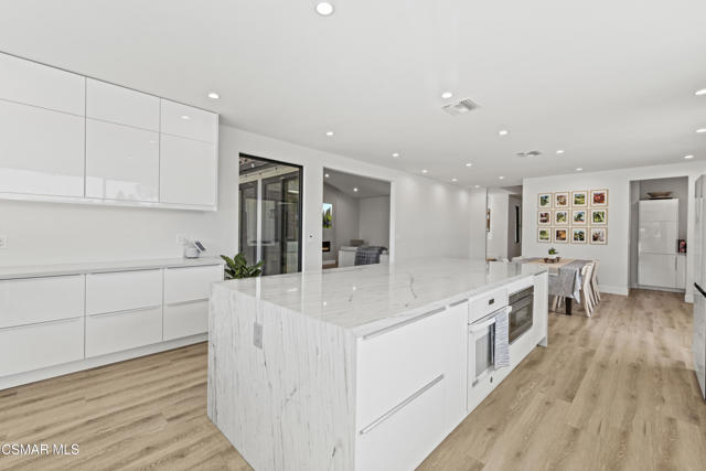 911 Vivian Circle, Newbury Park CA: https://media.crmls.org/mediaz/563690b3-1ea5-4629-822b-79e1128b3bb6.jpg