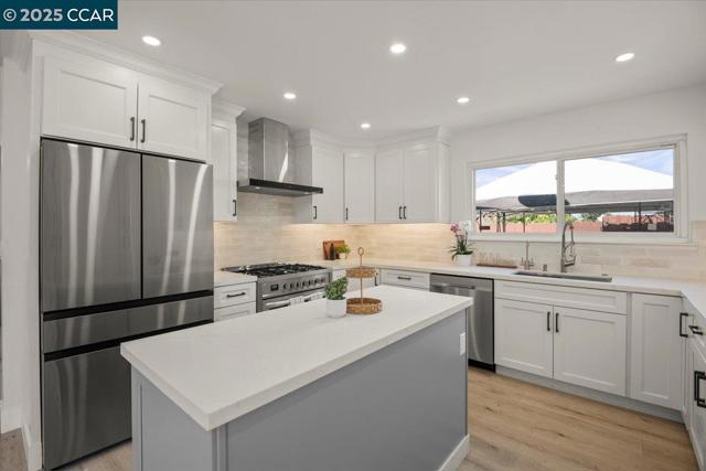 118 Cottonwood Ct, Hercules CA: https://media.crmls.org/mediaz/56377ae9-468d-44d3-9bb7-3aeed7c7d12b.jpg