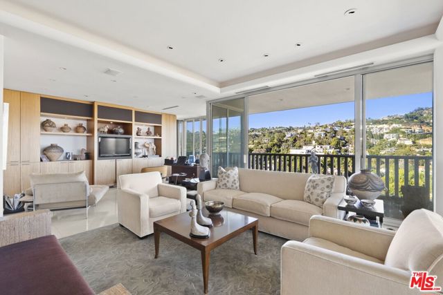 9255 Doheny Road, West Hollywood CA: https://media.crmls.org/mediaz/5637856c-7d3b-48ea-89f9-523c3b46d3e1.jpg