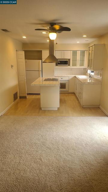 7977 Arcade Lake Ln, Citrus Heights CA: https://media.crmls.org/mediaz/5638f0cd-b866-4358-b430-40c99985cb25.jpg