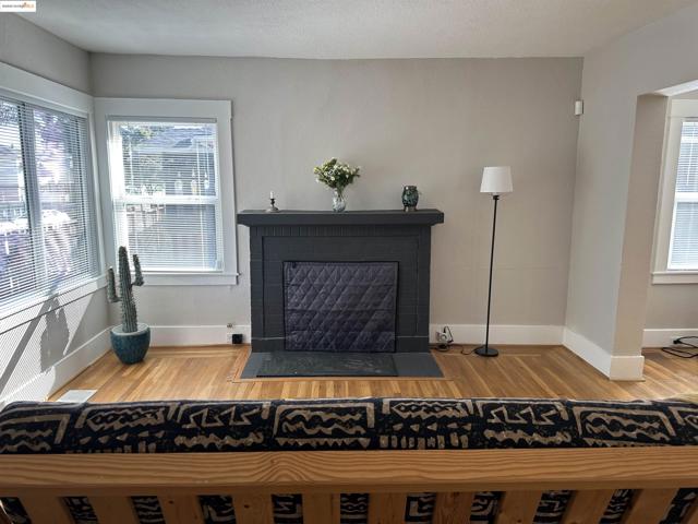 1937 87th Avenue, Oakland CA: https://media.crmls.org/mediaz/56391ec1-fe1b-4e84-a209-f003b4b64fc3.jpg