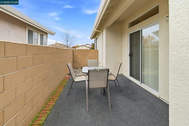 443 Mandarin Cir, Vacaville CA: https://media.crmls.org/mediaz/56395190-1030-4b41-b294-7791910f75d6.jpg