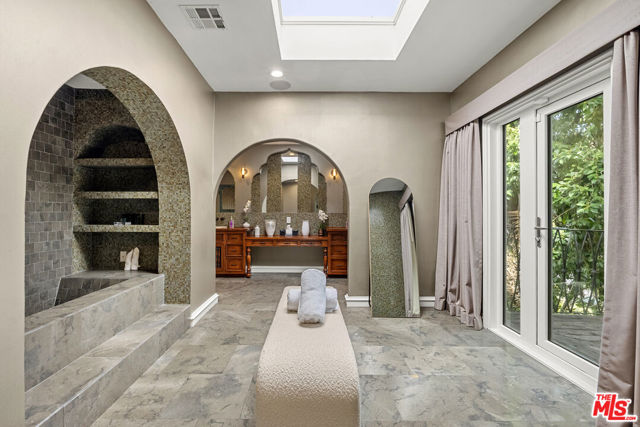 8828 Thrasher Avenue, Los Angeles CA: https://media.crmls.org/mediaz/563a5f0d-7cba-493b-b5e4-ba65bbe85823.jpg
