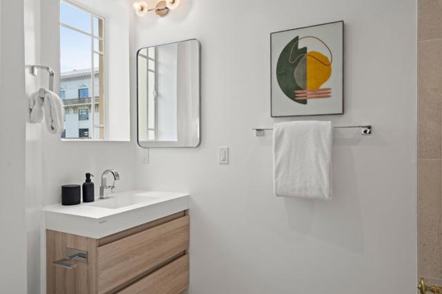244 Lakeside Drive, Oakland CA: https://media.crmls.org/mediaz/563a962d-c6db-4f32-af12-acbd81f92abd.jpg