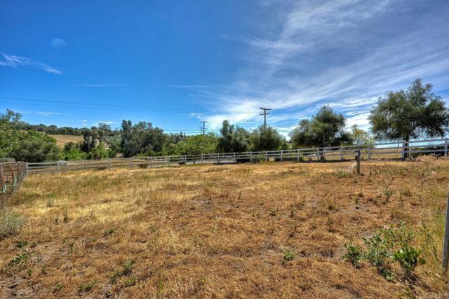 31503 Stardust Lane, Valley Center CA: https://media.crmls.org/mediaz/563aa3b9-b235-4723-8697-d4a5b05d07b2.jpg
