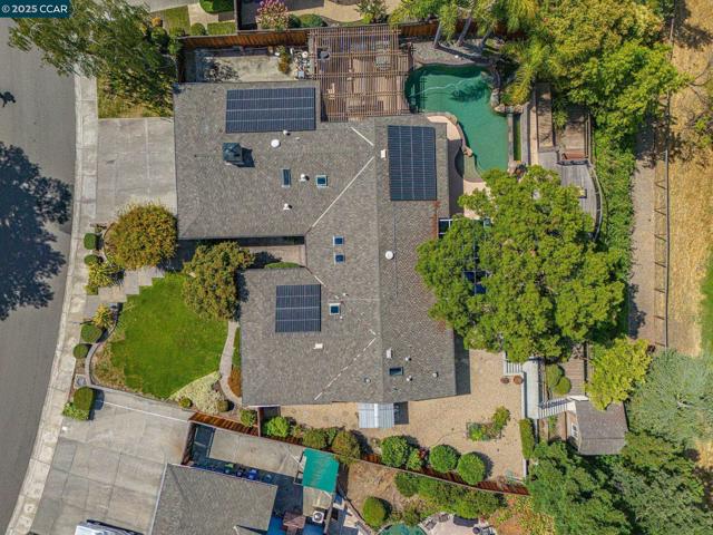 34 Willowview Ct, Danville CA: https://media.crmls.org/mediaz/563b3053-e1f0-43a2-9b81-4d1e5b7f3e03.jpg