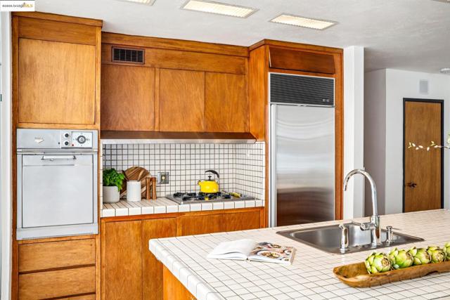 2760 Park Blvd, Oakland CA: https://media.crmls.org/mediaz/563b6bbd-480e-4051-8638-0f7dc5bef387.jpg