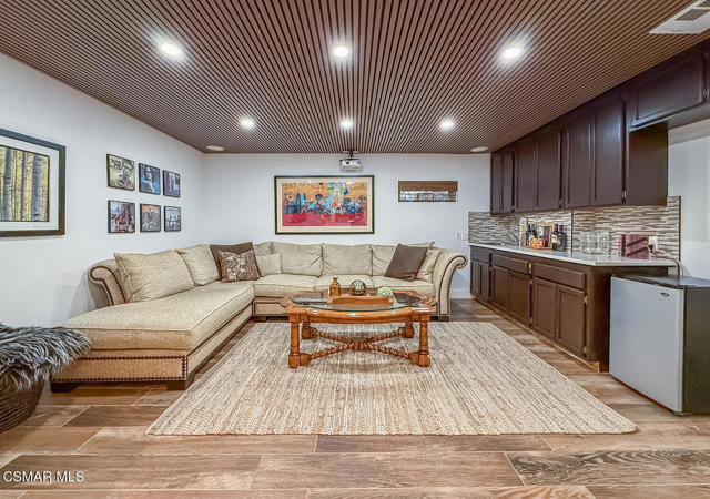 123 Lake Sherwood Drive, Lake Sherwood CA: https://media.crmls.org/mediaz/563b8143-f525-4b2e-8dd5-3d8931150f3a.jpg
