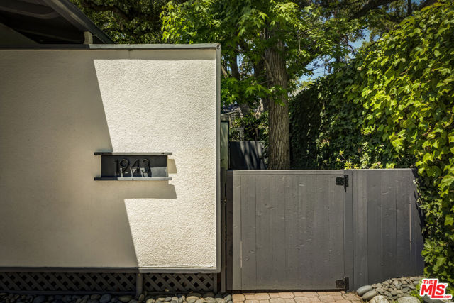 1943 Coolidge Avenue, Altadena CA: https://media.crmls.org/mediaz/563b8d23-5675-45e4-81c8-2bfb595a1118.jpg
