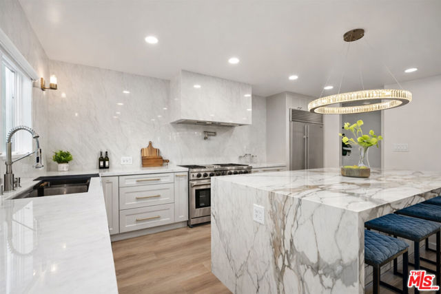 5439 Gentry Avenue, Valley Village CA: https://media.crmls.org/mediaz/563bc474-3a08-4014-a1f6-9d75a956dacb.jpg