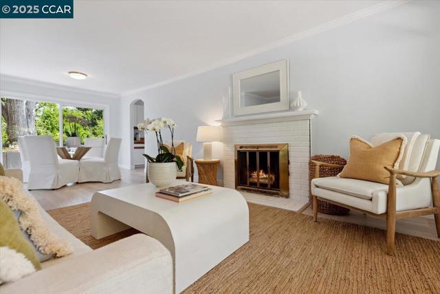 32 California Ave, Orinda CA: https://media.crmls.org/mediaz/563bc5d1-bcd2-4a09-87c7-ce9b2deb2833.jpg