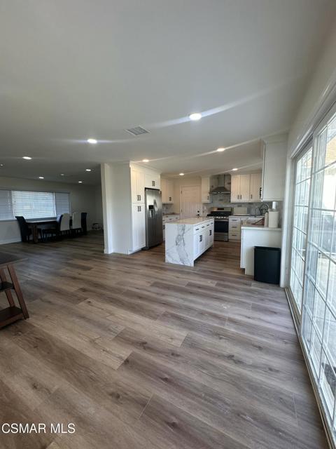 2042 Arcane Street, Simi Valley CA: https://media.crmls.org/mediaz/563bdaf4-24e2-4559-827f-73b6cab1420e.jpg