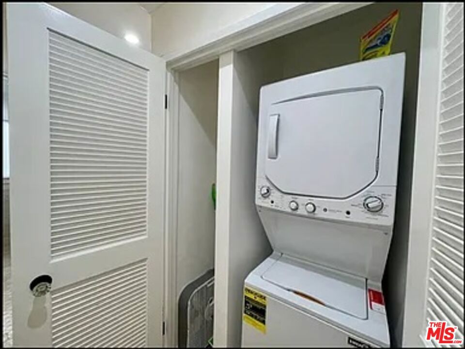 https://media.crmls.org/mediaz/563beac4-17b7-40ac-83d6-8b07d519df6b.jpg?preset=X-Large