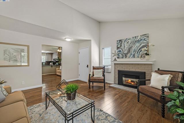 36055 Easterday Way, Fremont CA: https://media.crmls.org/mediaz/563c3aa9-2ddd-493a-b182-050fc140ad19.jpg