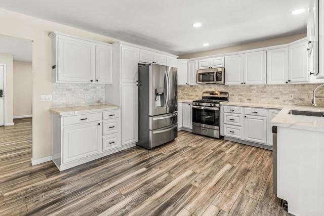 Detail Gallery Image 10 of 25 For 4136 Lynette Cir, Oceanside,  CA 92056 - 3 Beds | 2 Baths