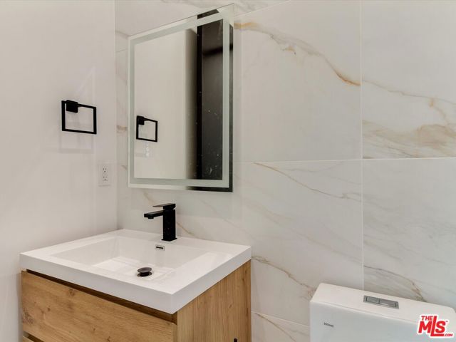 2817 S Redondo Boulevard, Los Angeles CA: https://media.crmls.org/mediaz/563c74d4-f196-4595-b5ea-cb6a4219ac0f.jpg