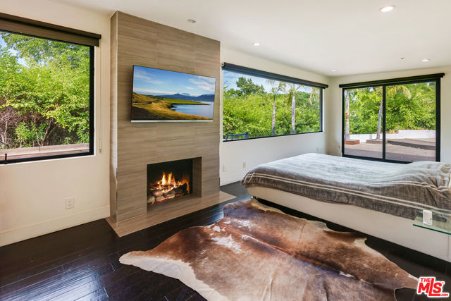 2929 Passmore Drive, Los Angeles CA: https://media.crmls.org/mediaz/563d03e3-aede-46de-b4f0-2c1aaf52421e.jpg