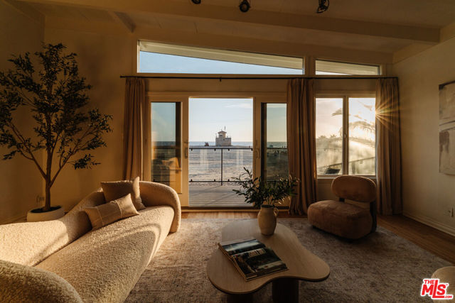 6935 Trolleyway, Playa del Rey CA: https://media.crmls.org/mediaz/563d7013-c676-4124-aa4b-964bf2af607b.jpg