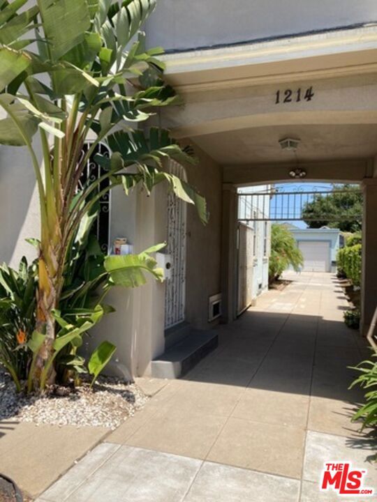 1212 1214 S Tremaine Avenue, Los Angeles CA: https://media.crmls.org/mediaz/563d928c-4737-49ba-b07b-333f7543ee65.jpg