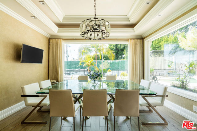727 N Alta Drive, Beverly Hills CA: https://media.crmls.org/mediaz/563e0385-6a00-4776-ab83-e9ab49acc7a1.jpg