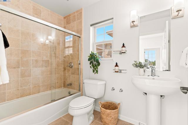 913 Adams, Albany CA: https://media.crmls.org/mediaz/563e2ab1-824c-4cb9-a43b-157fbb2d14dc.jpg