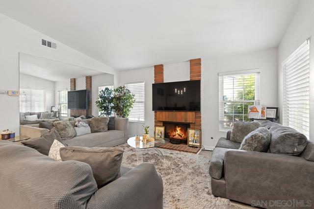2412 Teaberry Glen, Escondido CA: https://media.crmls.org/mediaz/563e950b-e0c1-4bdc-96a3-b568b26f1554.jpg
