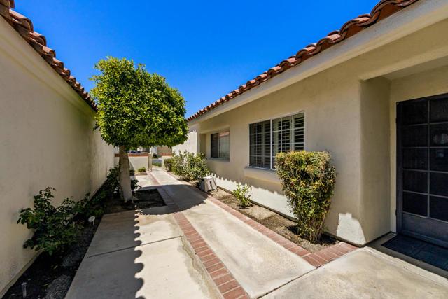 43870 Via Granada, Palm Desert CA: https://media.crmls.org/mediaz/563fcd00-4d6f-45f2-b259-86b453fd9478.jpg
