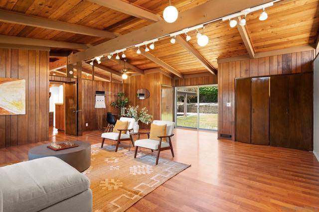 1201 Via Barranca, La Jolla CA: https://media.crmls.org/mediaz/563fd36e-e30b-4613-855b-543dfd215f63.jpg