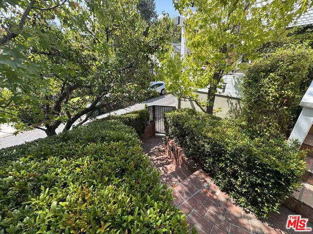 1348 Londonderry Place, Los Angeles CA: https://media.crmls.org/mediaz/56400cfe-e0c5-4165-bf59-beebb774cf03.jpg
