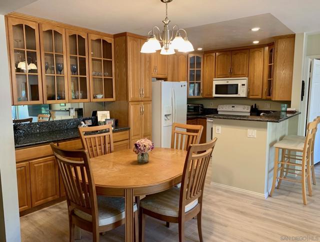 12575 Oaks North Dr, San Diego CA: https://media.crmls.org/mediaz/5641bd73-3fec-4623-8de6-8eda3cd4ba02.jpg