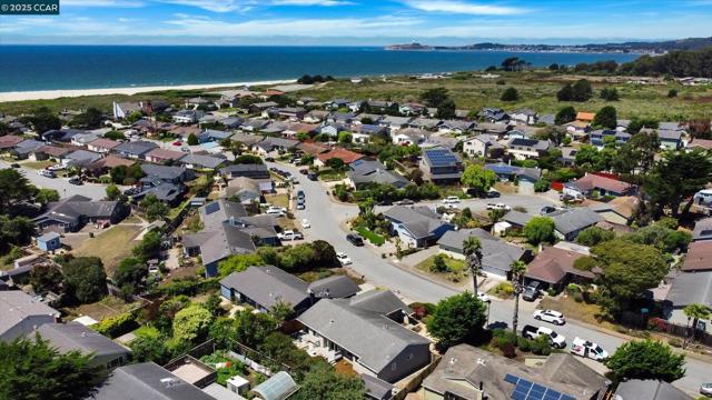423 Casa Del Mar Dr, Half Moon Bay CA: https://media.crmls.org/mediaz/5641cfdd-e787-4f88-8dcd-2b72972d2b52.jpg