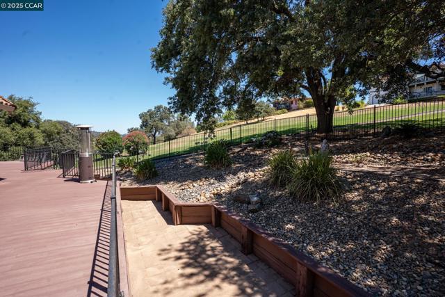 643 Old Course Ct, Valley Springs CA: https://media.crmls.org/mediaz/5641d1f2-8651-4c66-b575-f80fd77c9065.jpg