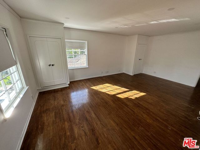 619 N Canon Drive, Beverly Hills CA: https://media.crmls.org/mediaz/5642dc59-7fb7-4a63-9e12-61af0048852e.jpg